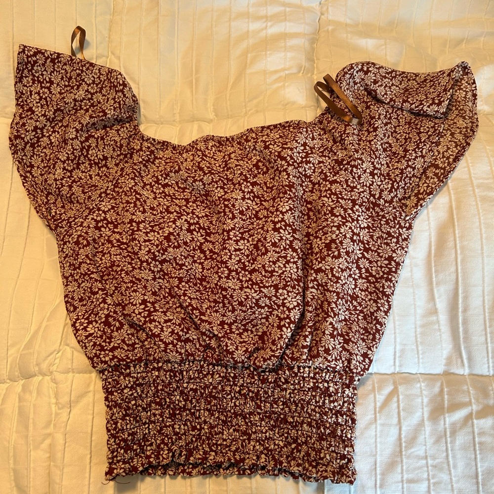 Monteau cropped red floral shirt, with puff sleeves and a cinched bottom